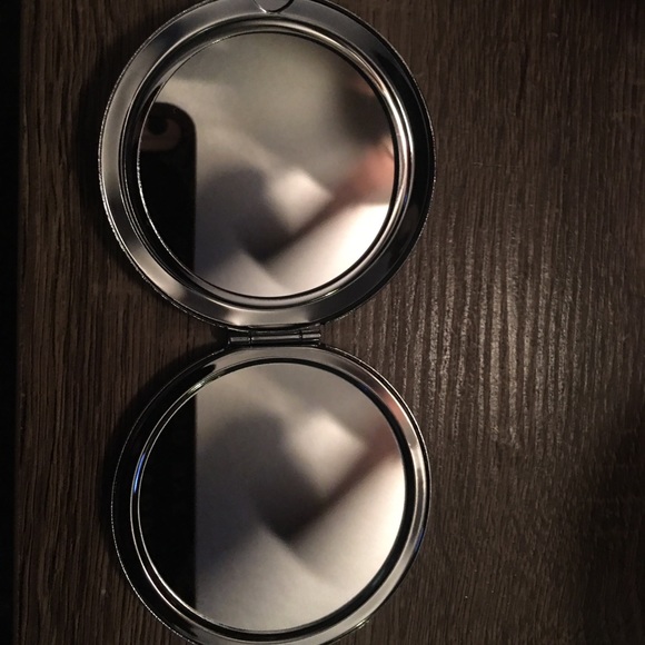 Vintage bat compact. - Picture 4 of 4